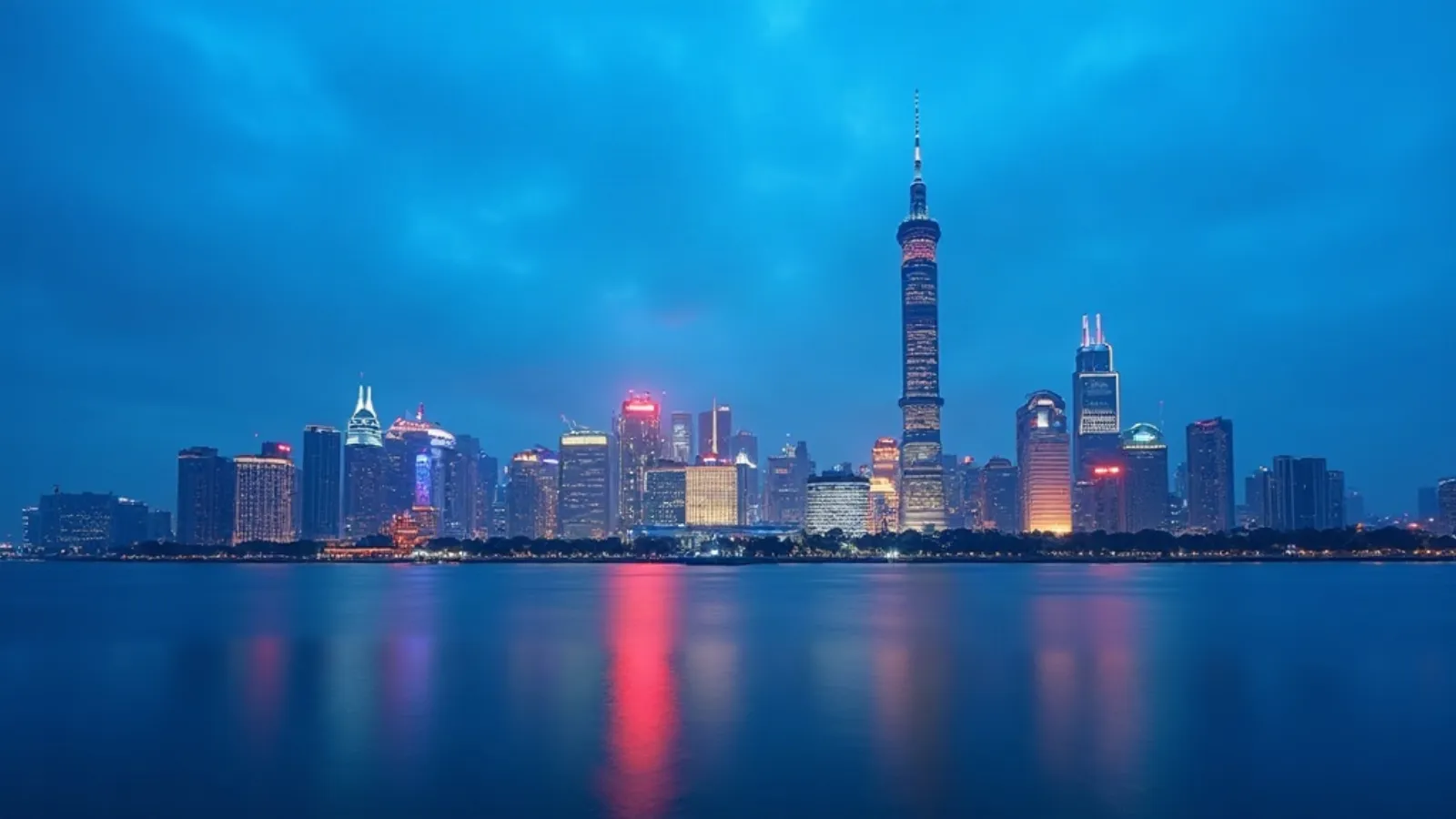 Skyline d'une métropole chinoise à la tombée de la nuit, au bord du fleuve